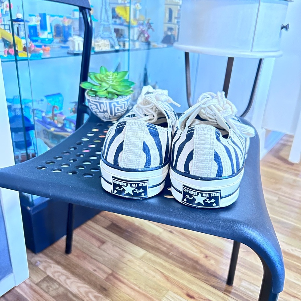 Converse zebra Chuck Taylor size 10.5 men. Preowned in excellent condition. - Picture 2 of 7